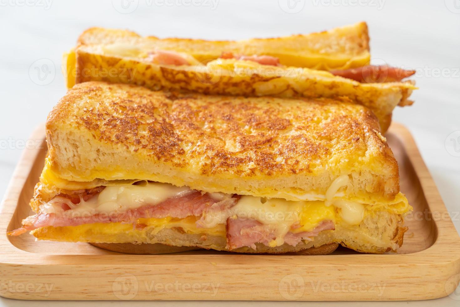 pain doré jambon bacon fromage sandwich photo