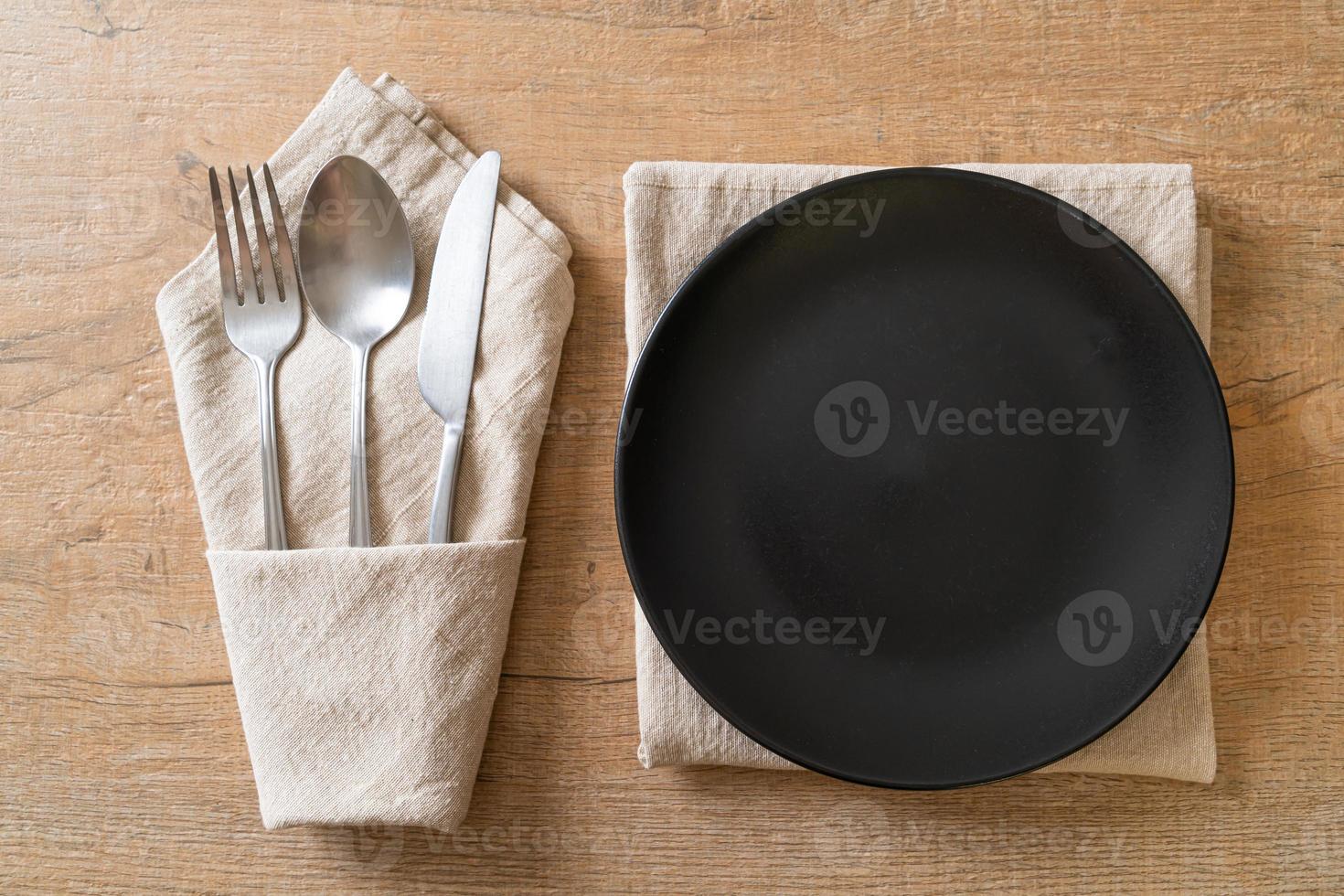 assiette ou plat vide avec couteau, fourchette et cuillère photo