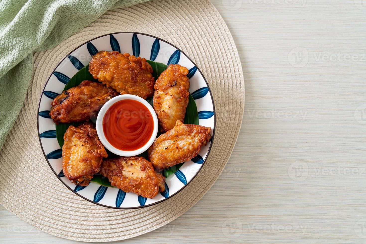 poulet frit croustillant avec sauce de poisson photo