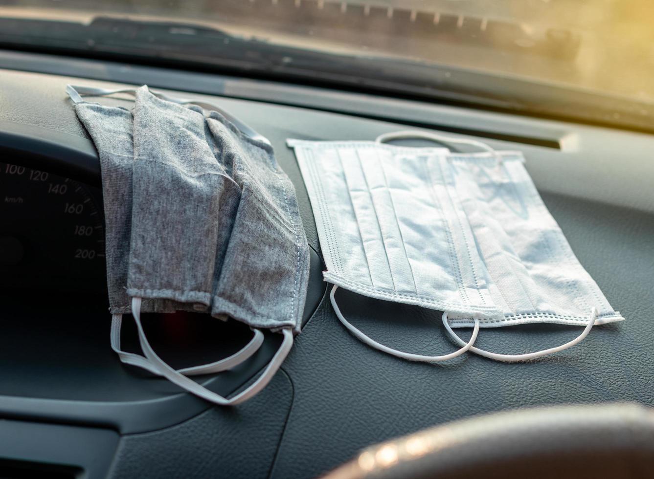 masques hygiéniques à l'intérieur de la voiture. photo