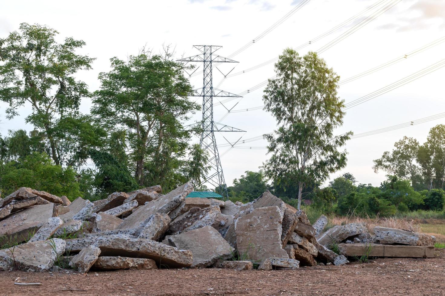 tas de débris de béton près des arbres ruraux. photo