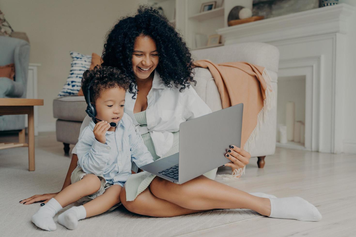 heureuse maman africaine et son bébé profitant d'un appel vidéo avec sa famille photo