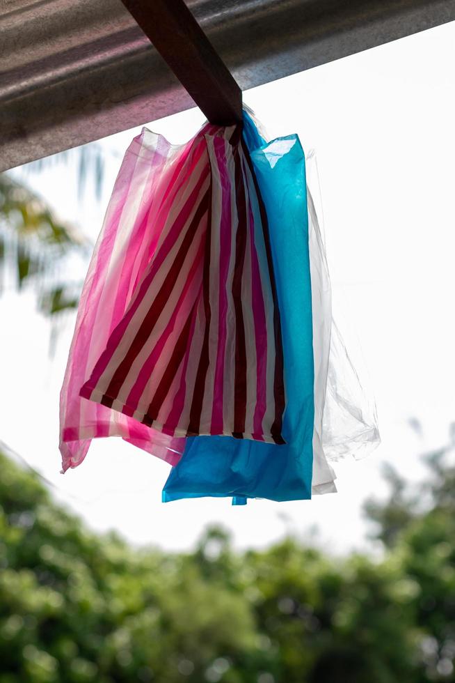 sacs en plastique colorés suspendus sous le toit. photo