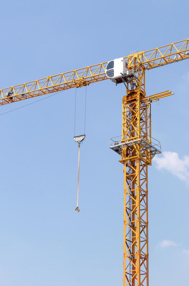 gros plan de la grue jaune avec le ciel diurne. photo