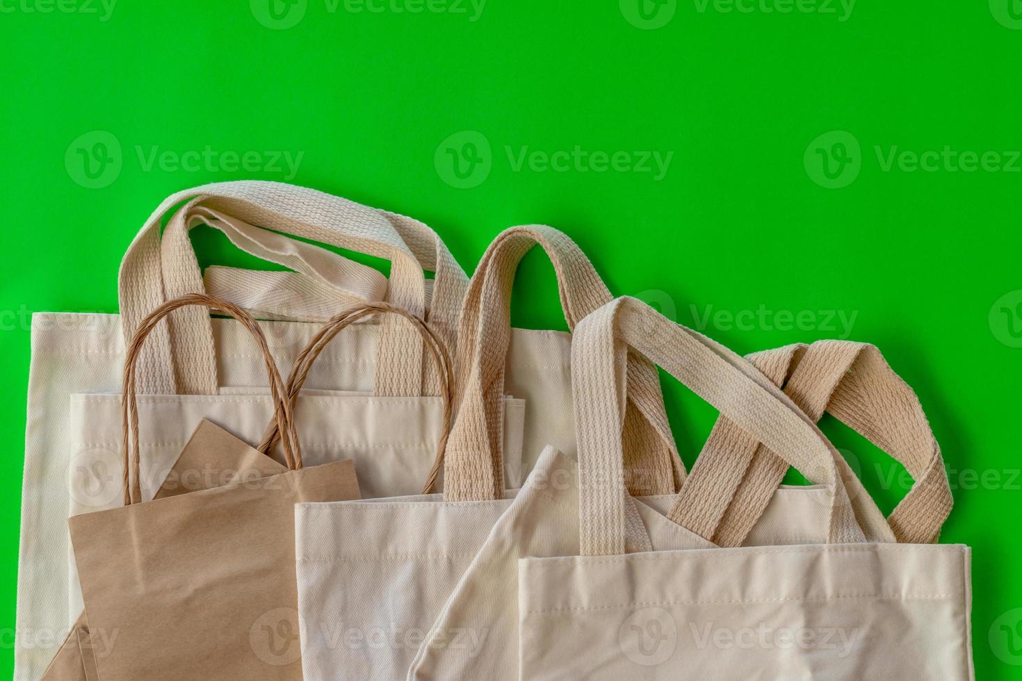 de nombreux sacs en tissu sur la scène verte. photo