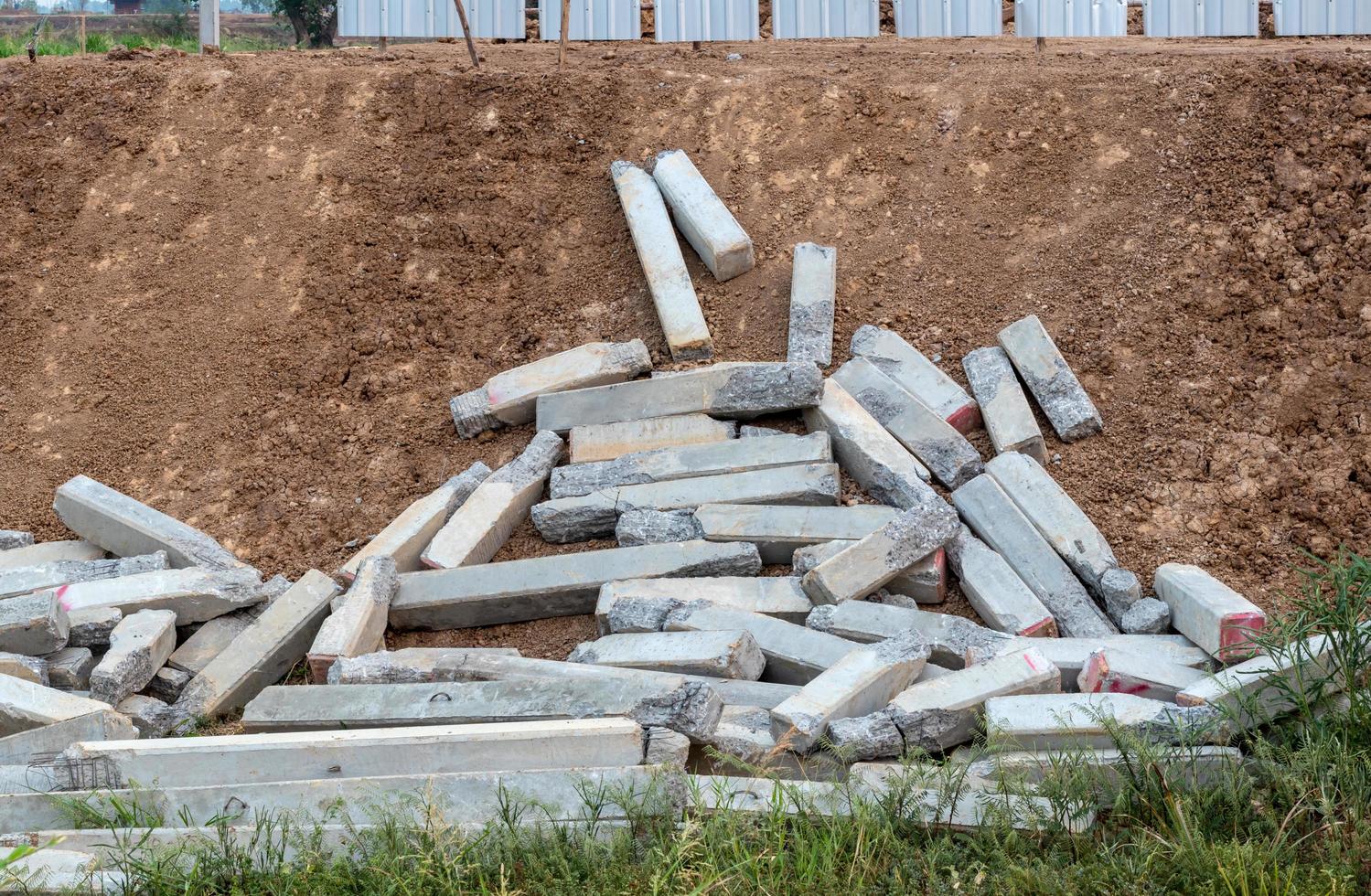 des piliers en béton de ciment sont tombés sur les pentes du sol. photo