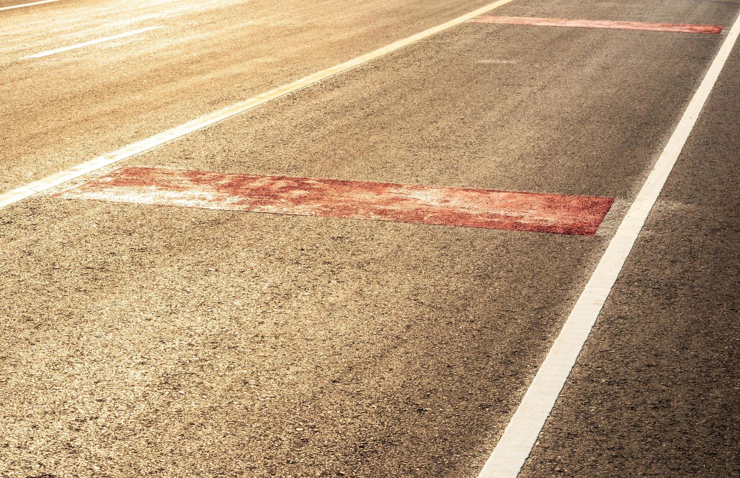 route rétroéclairée avec des lignes rouges et jaunes. photo