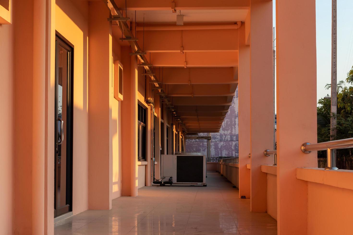 le hall du bâtiment orange avec le soleil. photo