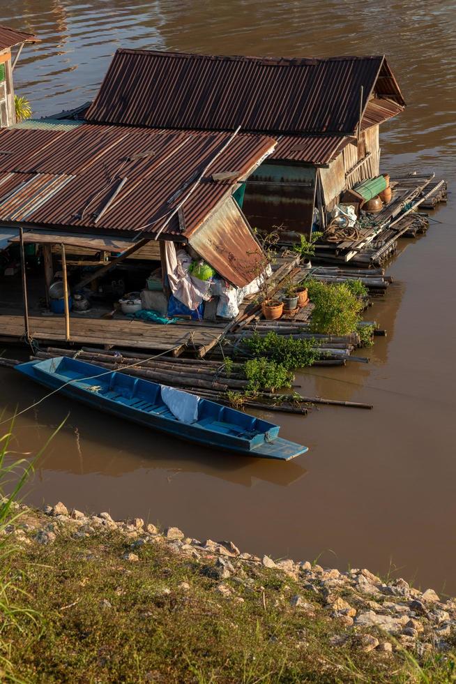 vieille maison en bois sur un radeau flottant sur la rivière. photo