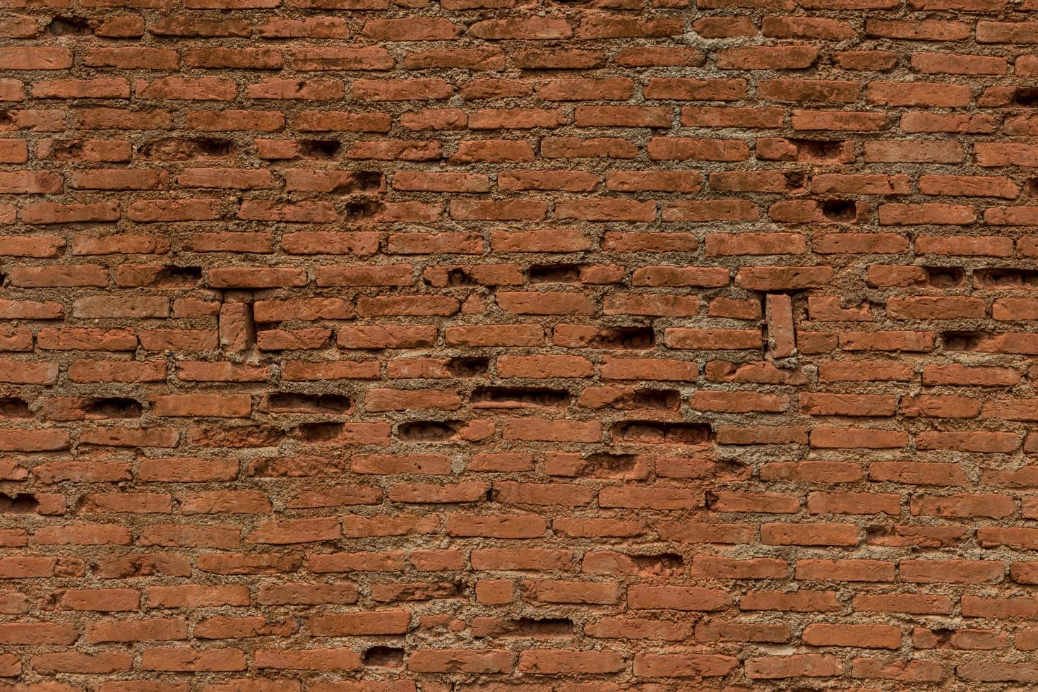 vieux mur de briques qui a été brisé. photo