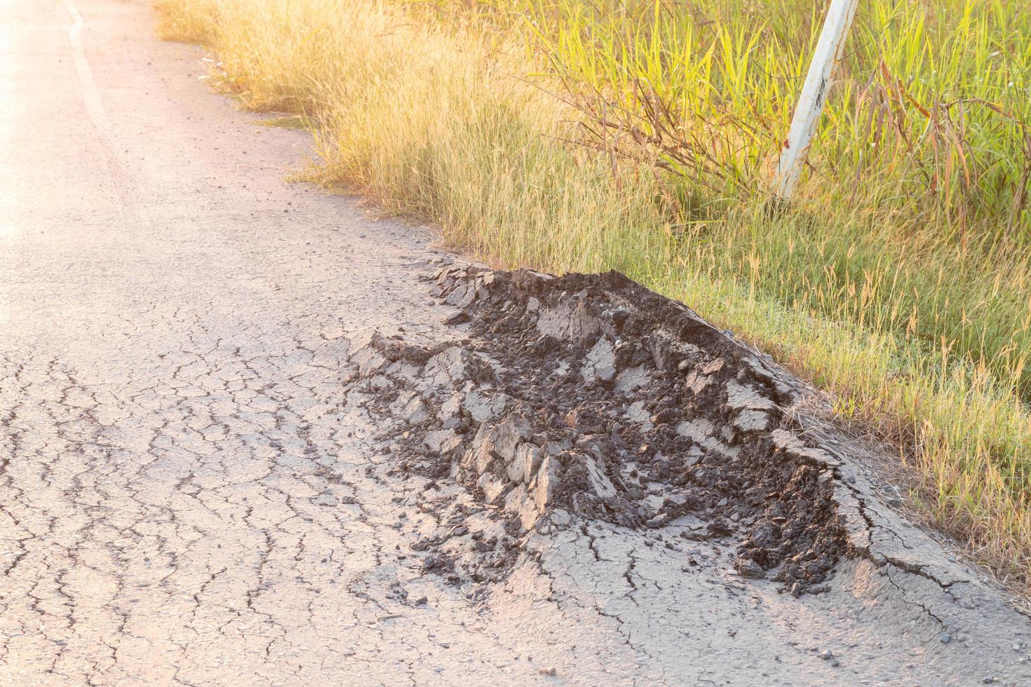 la route goudronnée a été démolie. photo