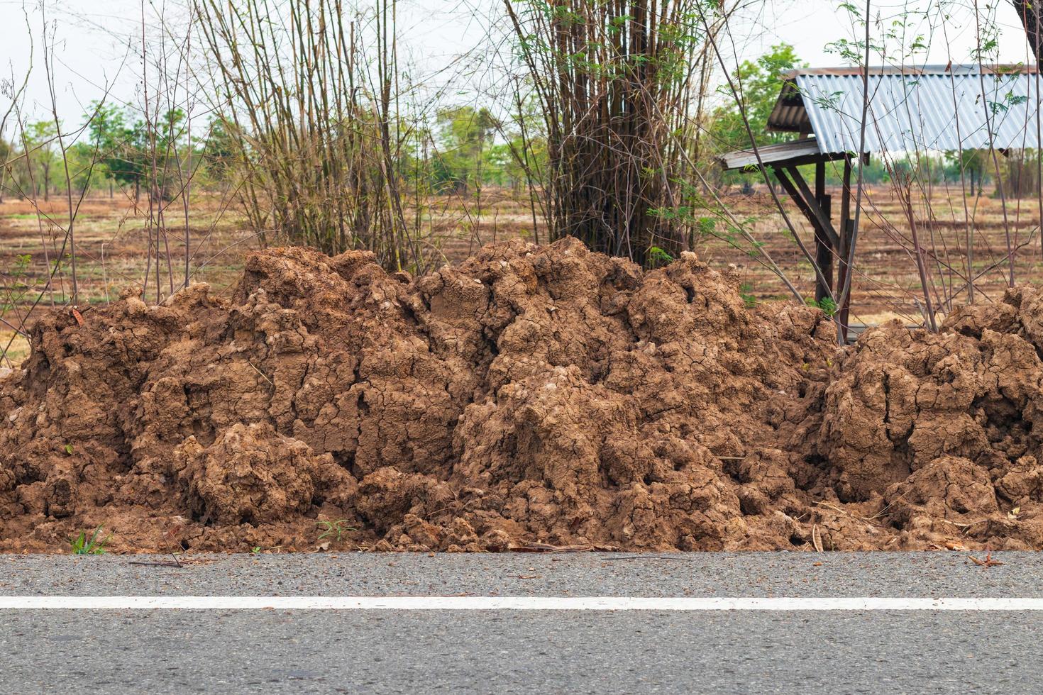 le tas de terre près de la route goudronnée. photo