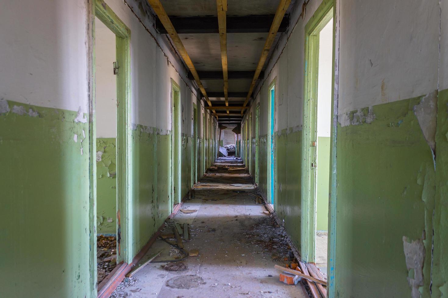 couloir long et vide dans un bâtiment hospitalier abandonné et détruit après un tremblement de terre photo