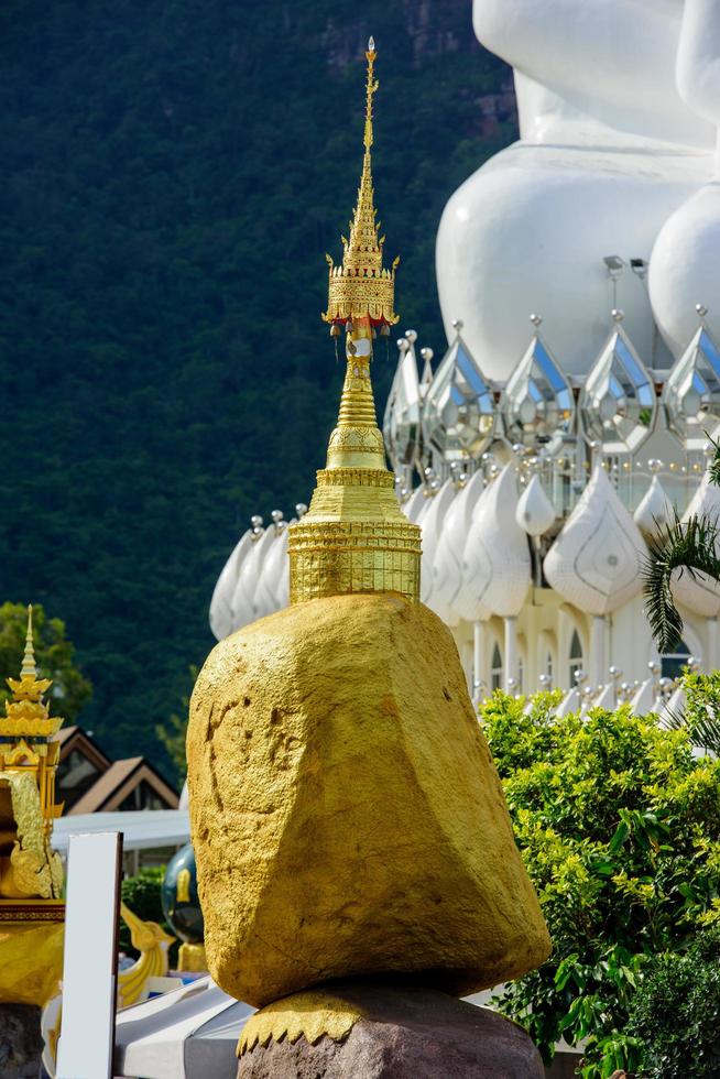 pagode en pierre dorée dans la nature photo