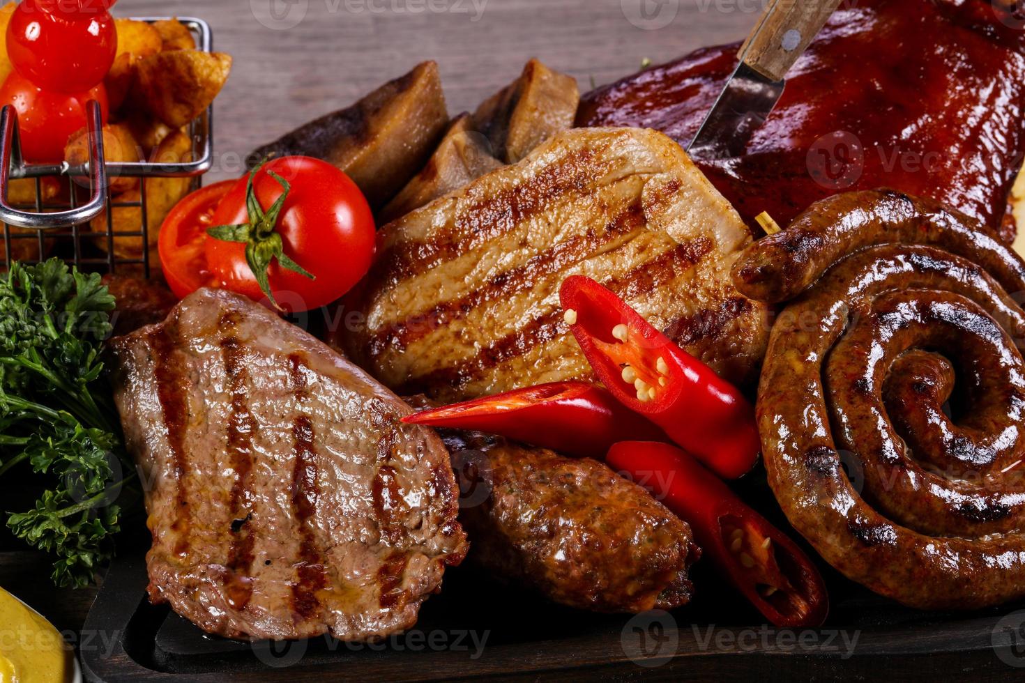 assiette de mélange de viande grillée photo