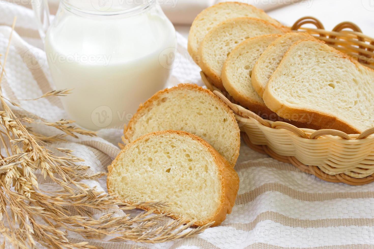 pain de blé tranché et lait photo