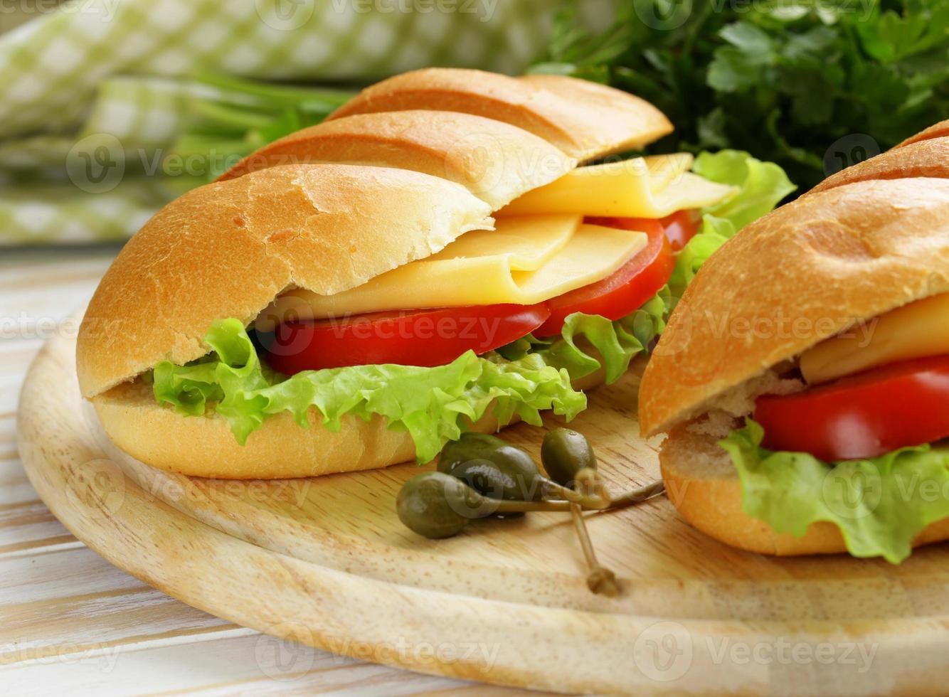 sandwich frais avec légumes, salade verte et fromage photo