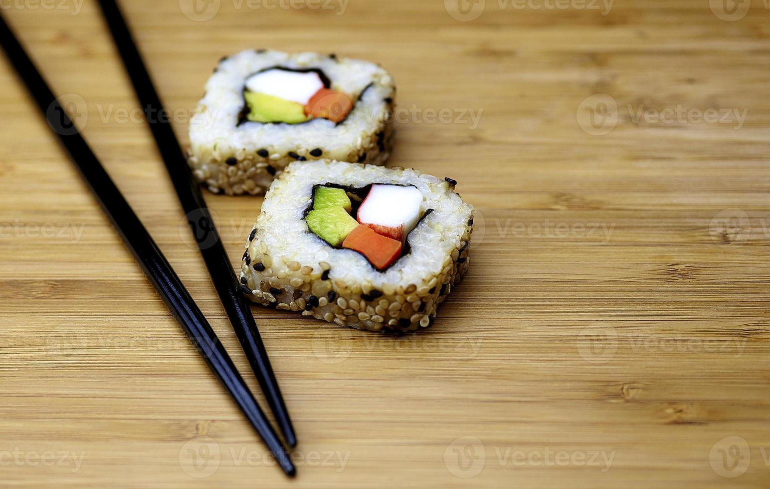 sushi de riz brun avec des baguettes photo