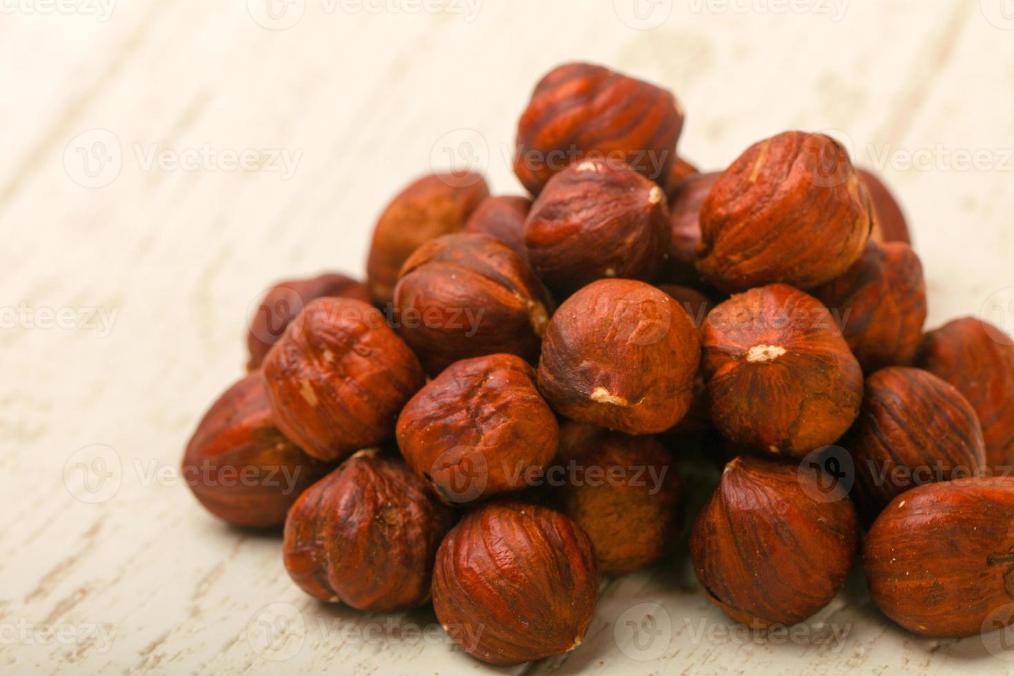 tas de noisettes sur fond de bois photo