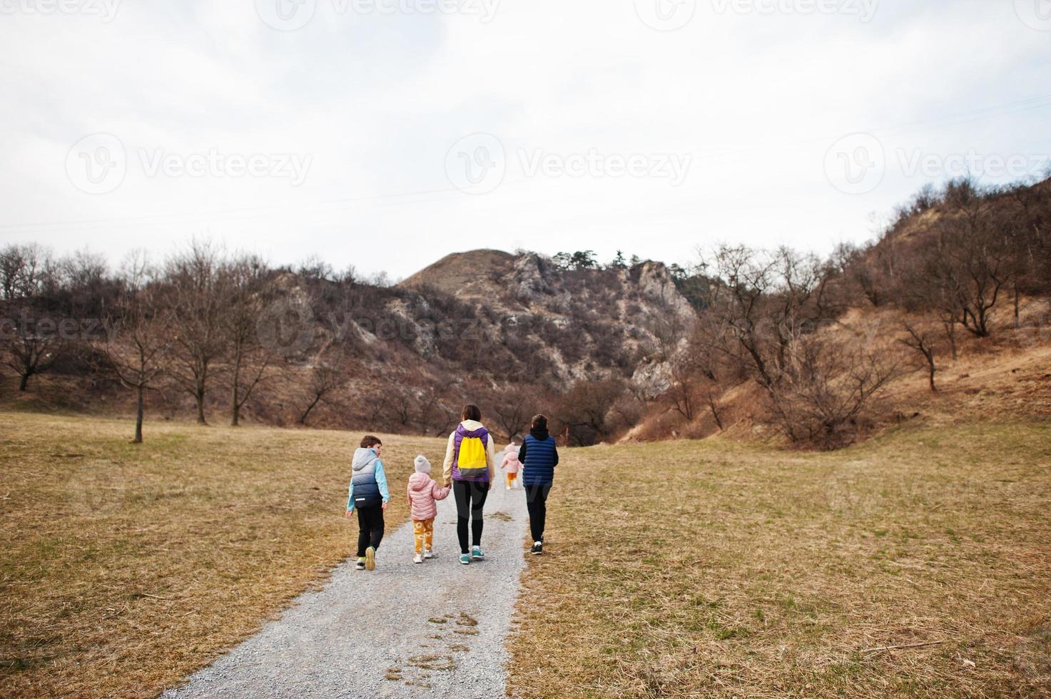 famille au sentier scientifique turold, mikulov, république tchèque. photo