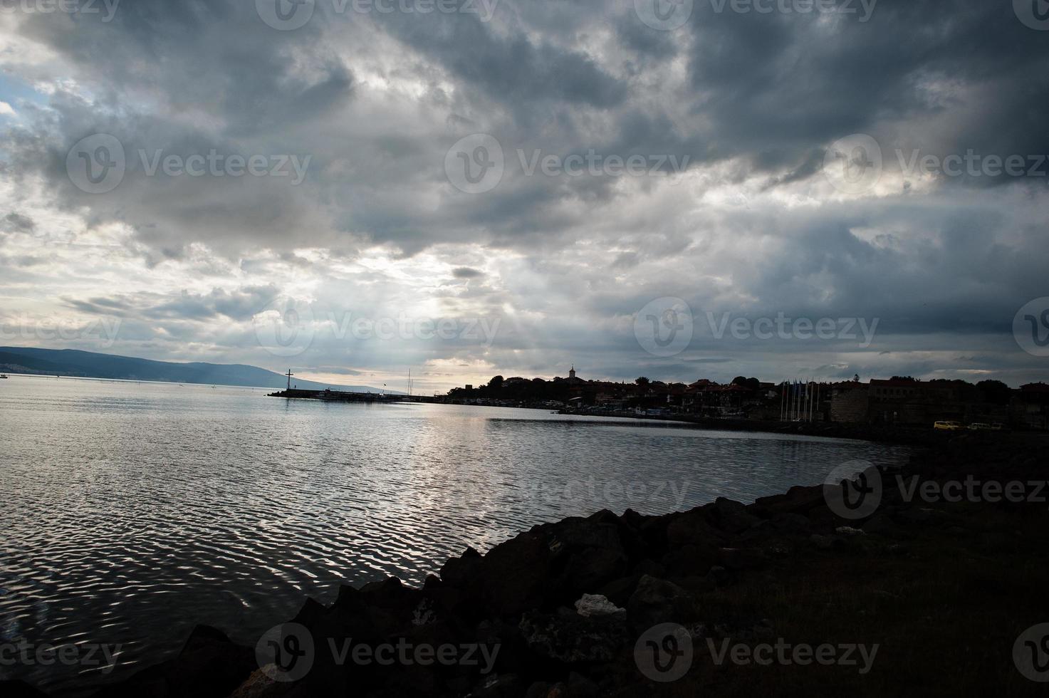 lever du soleil sur la côte de nessebar, bulgarie. photo