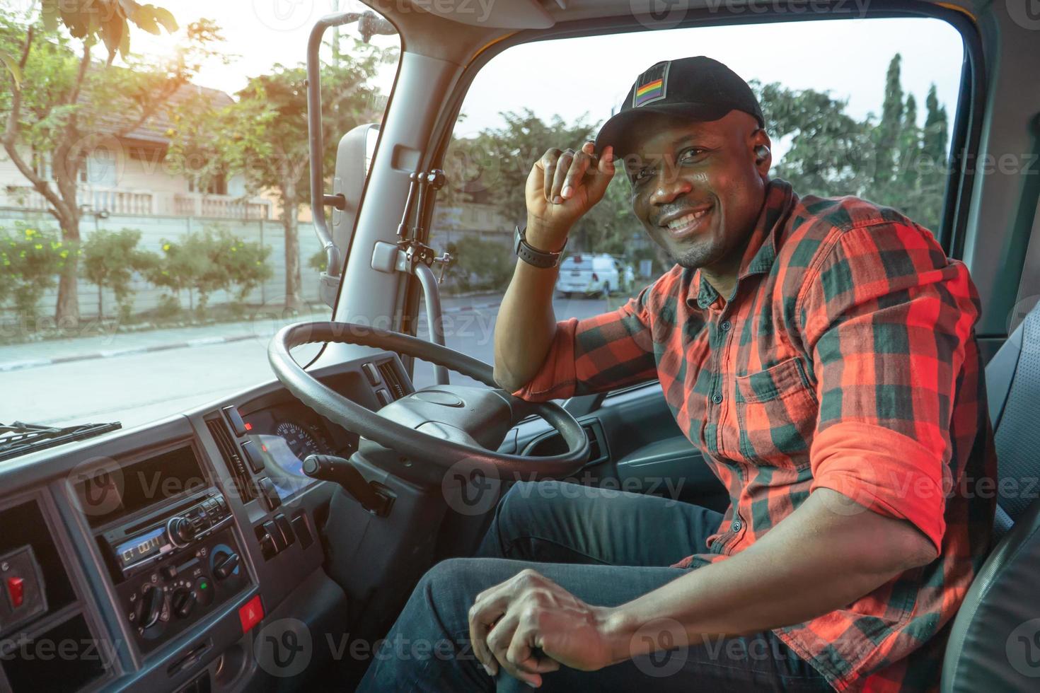 sourire heureux confiance jeune chauffeur de camion dans le transport long d'affaires. photo