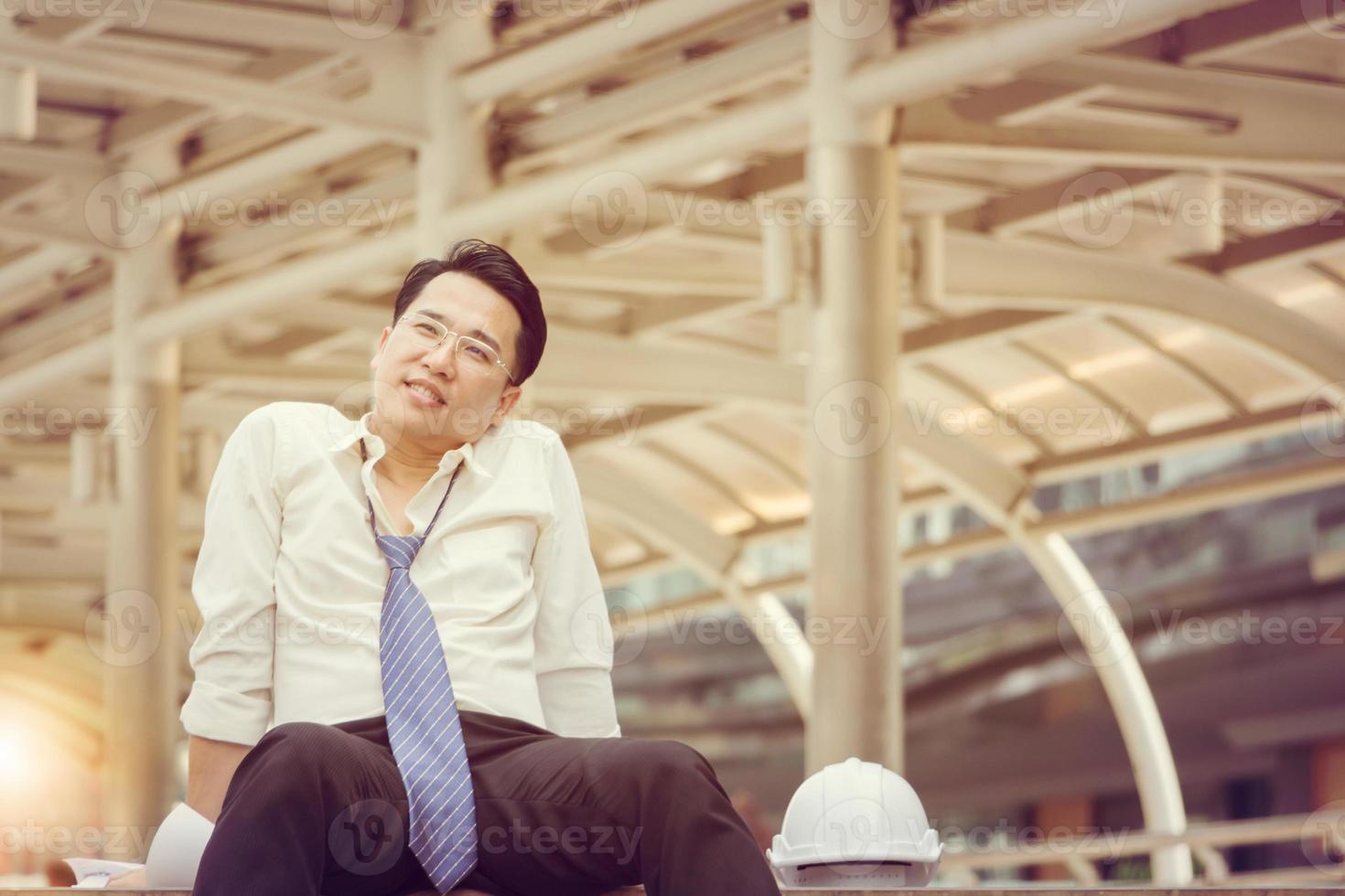 homme d'affaires d'ingénierie relaxant allongé et assis sur le sol après avoir travaillé dur photo