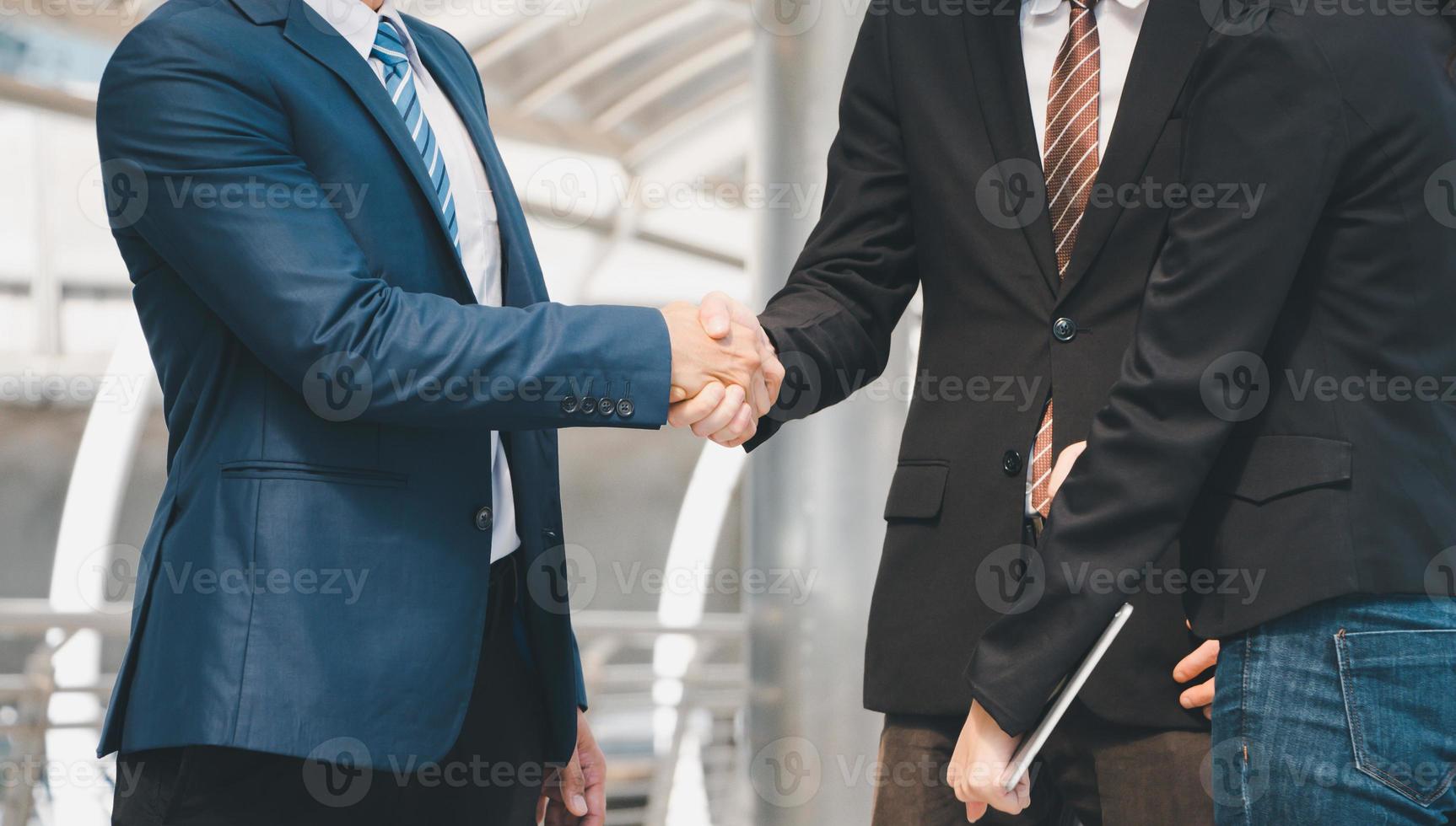 concept d'équipe de succès et de bonheur, poignée de main d'homme d'affaires terminant une réunion photo
