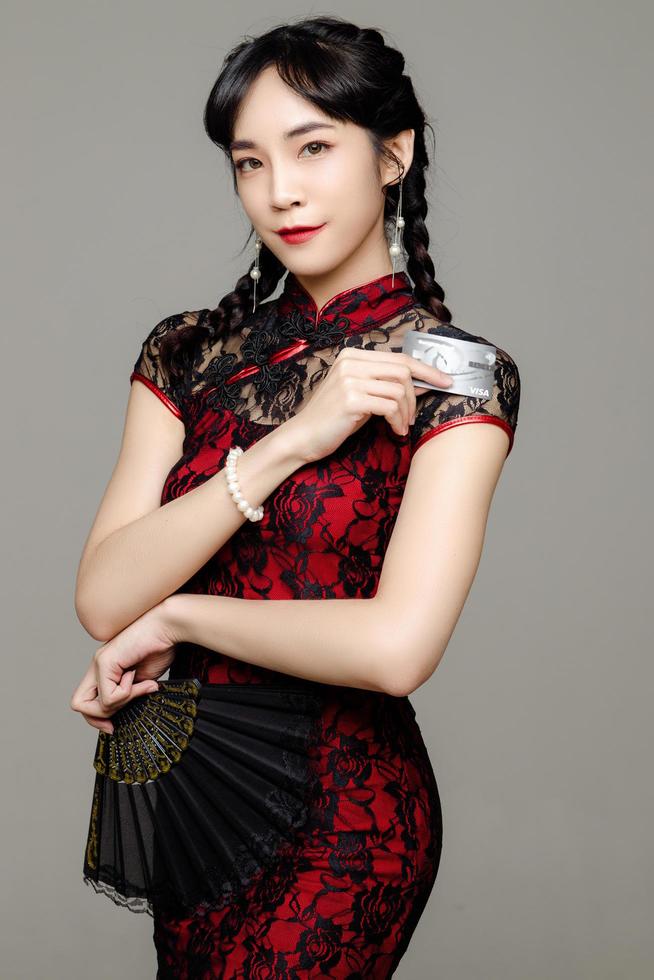 belle femme asiatique en cheongsam photo