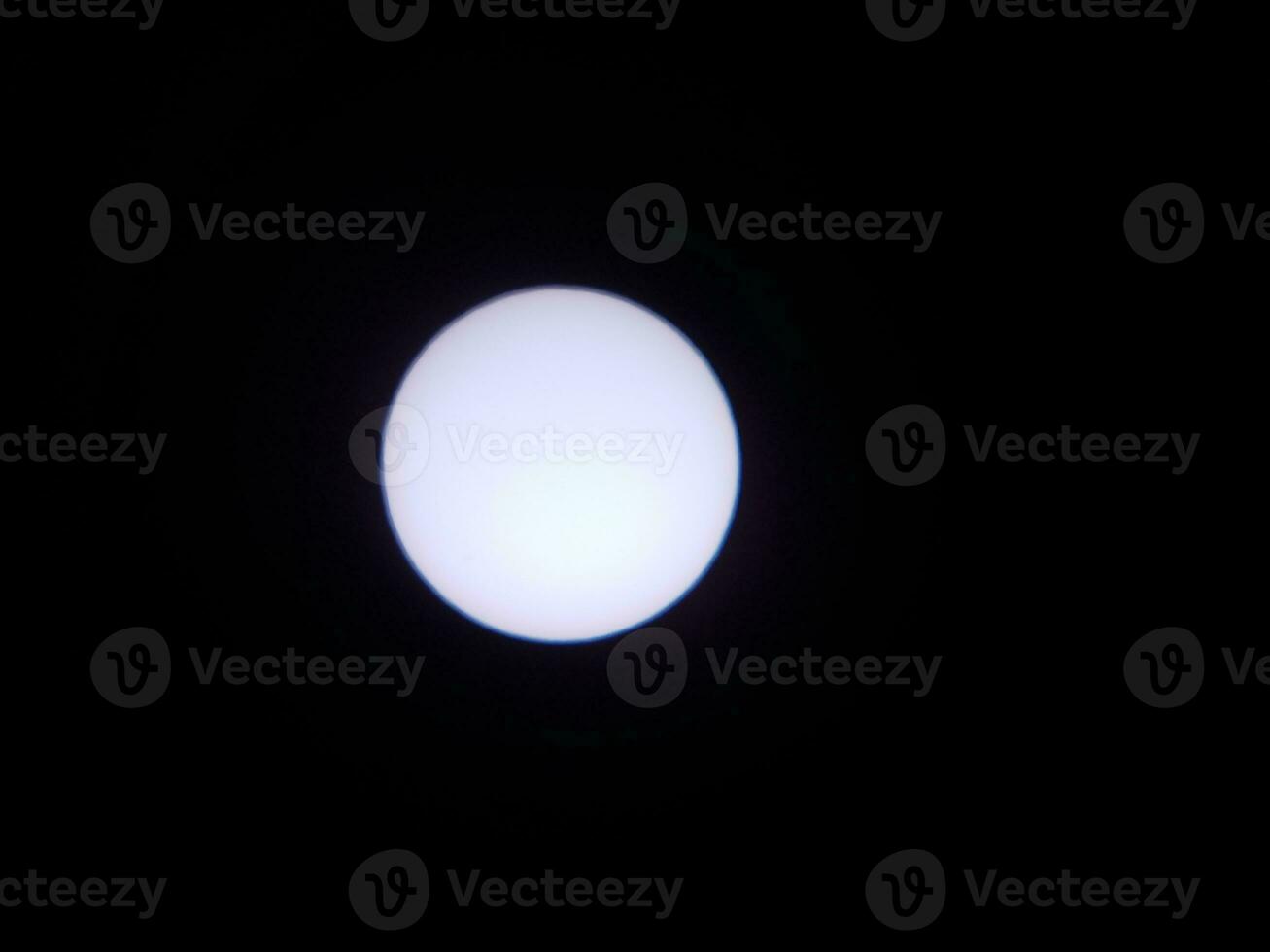 le soleil vu à travers un filtre solaire dans un télescope photo