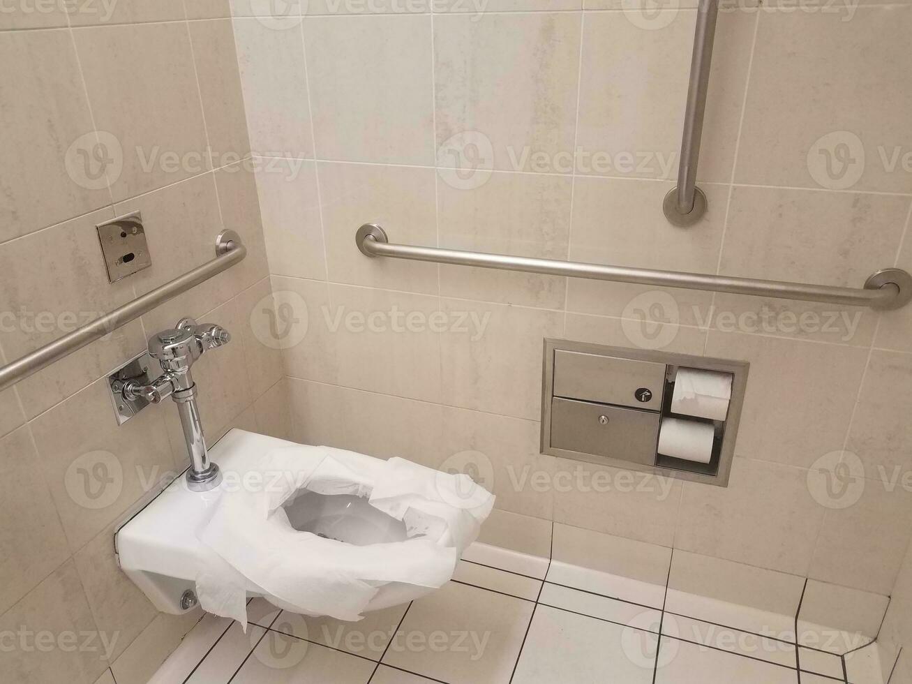 toilettes de salle de bain avec garde-corps en papier et métal photo
