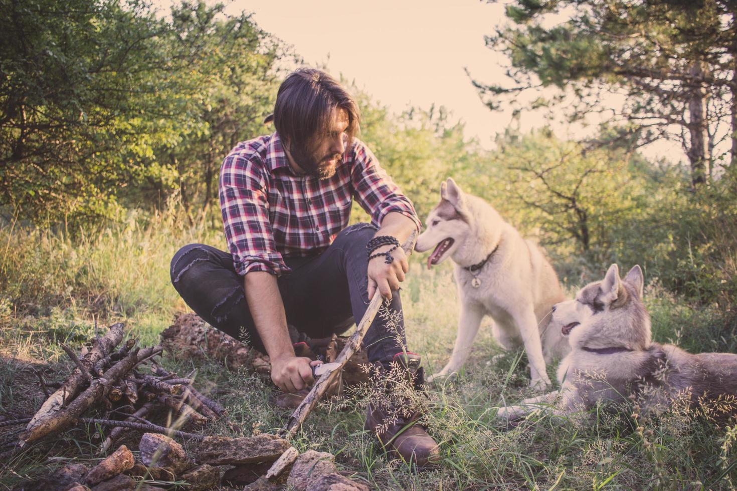 jeune homme voyageur avec chien husky photo