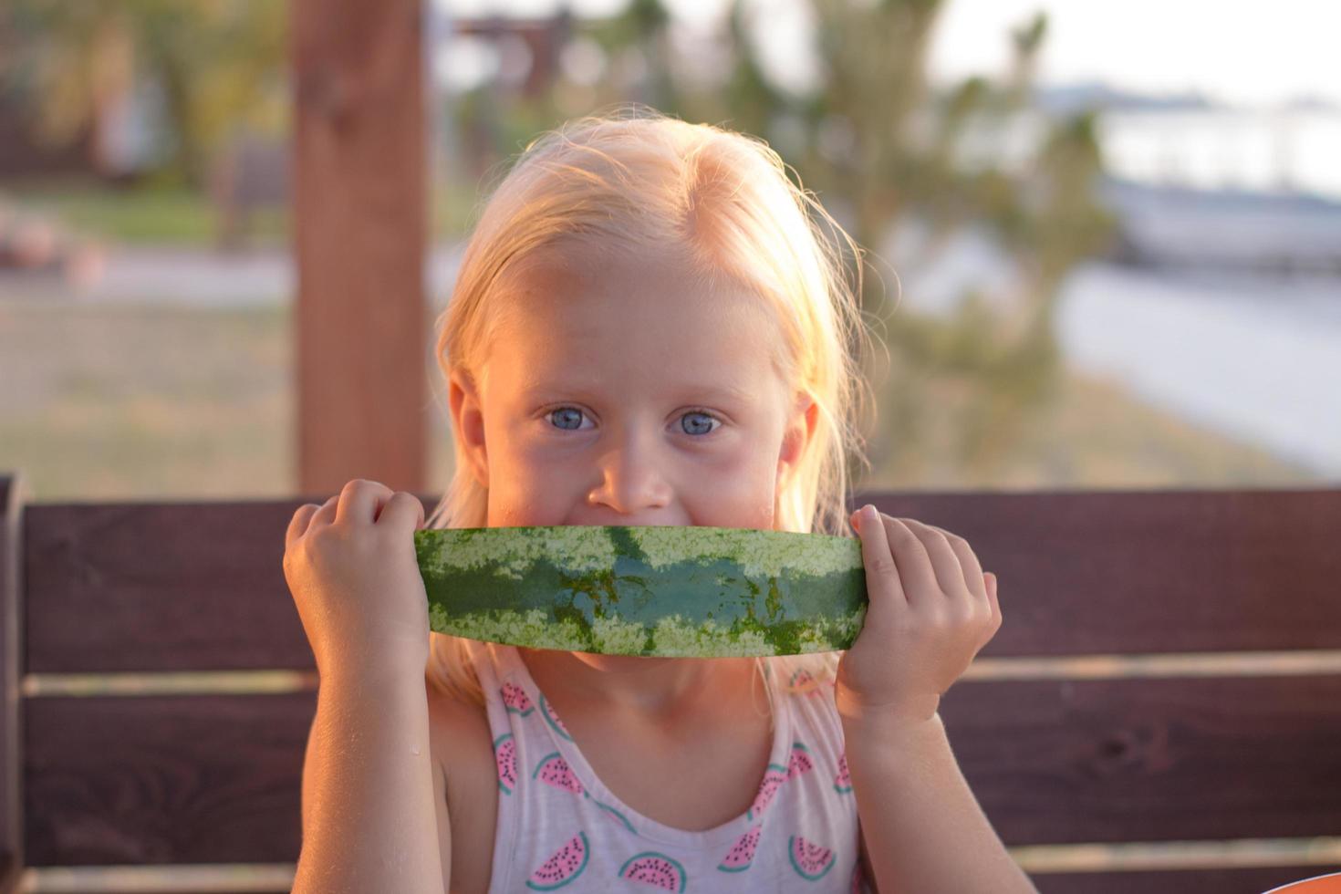 rigolote, gosse, girl, manger, pastèque, tranches photo