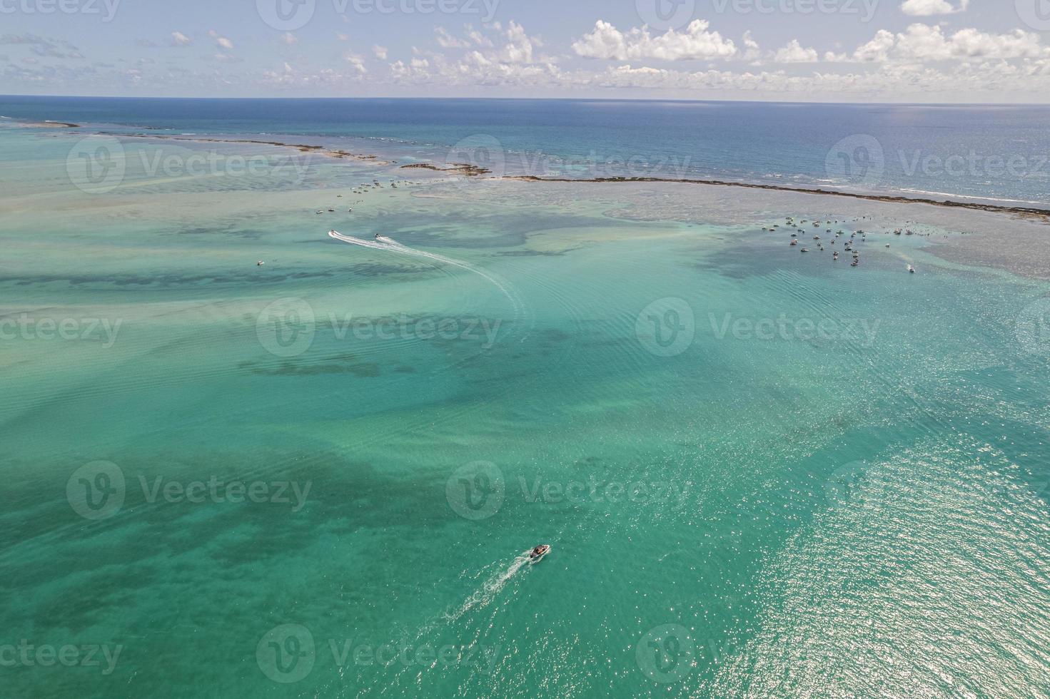 vue aérienne des récifs de maragogi, zone de protection de l'environnement de la côte corallienne, maragogi, alagoas, brésil. photo