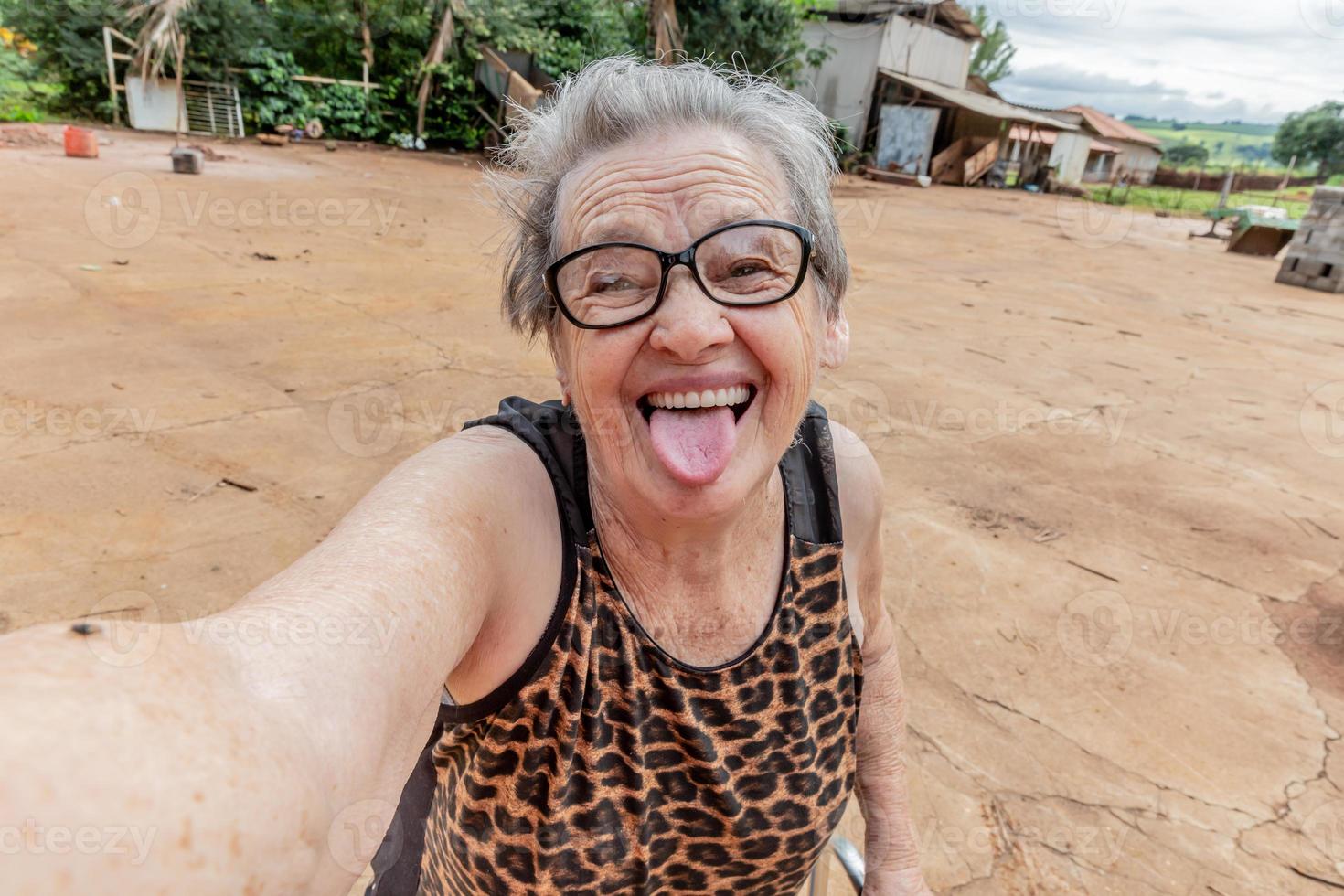 agricultrice âgée prenant un selfie. photo