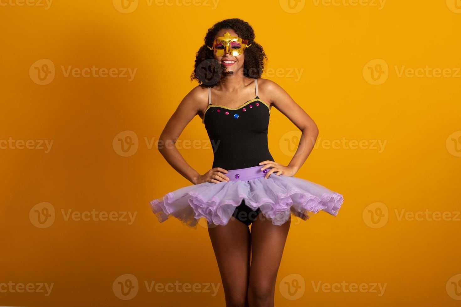 carnaval brésilien. jeune femme en costume profitant de la fête du carnaval. photo