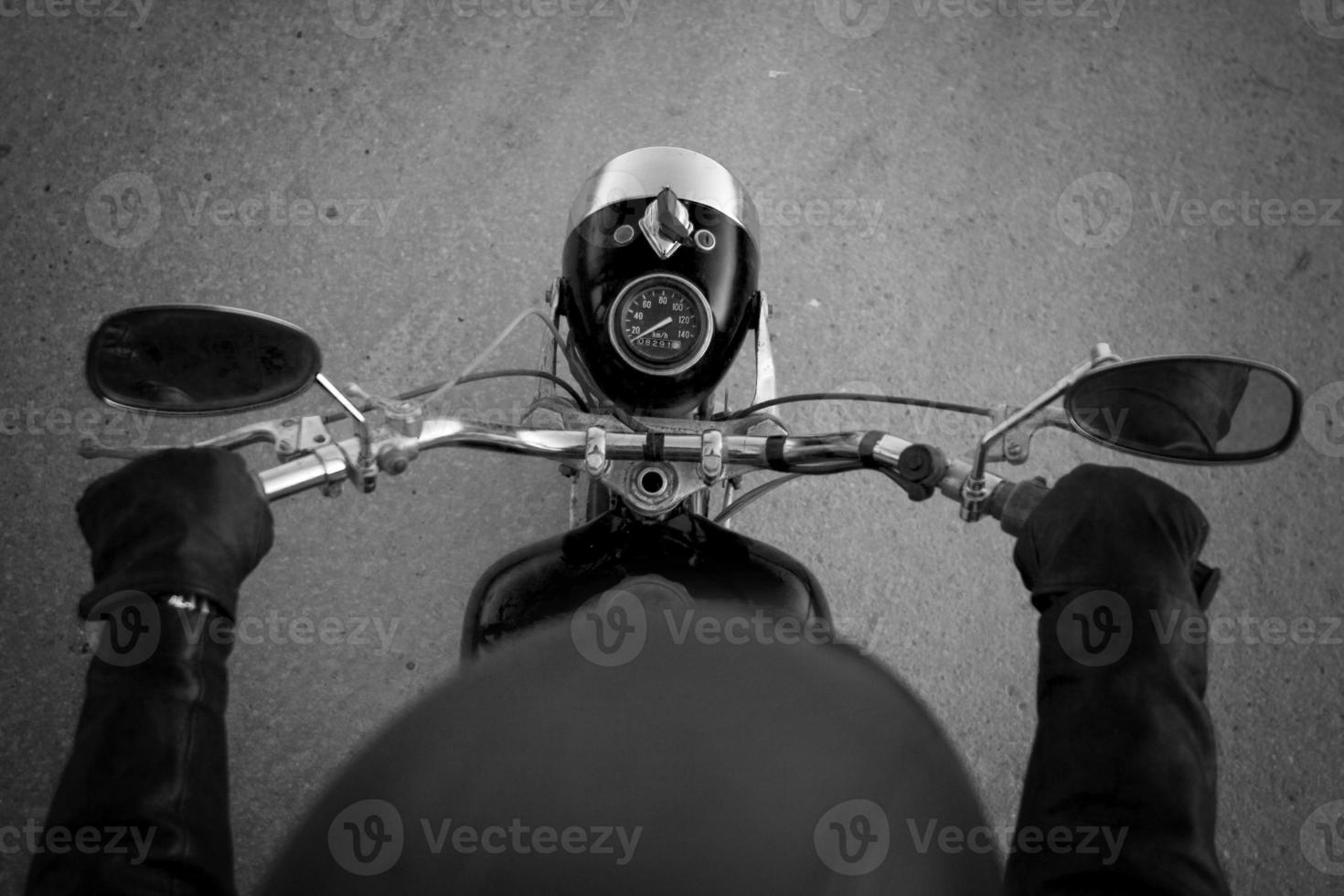 un motocycliste avec une caméra casque photo