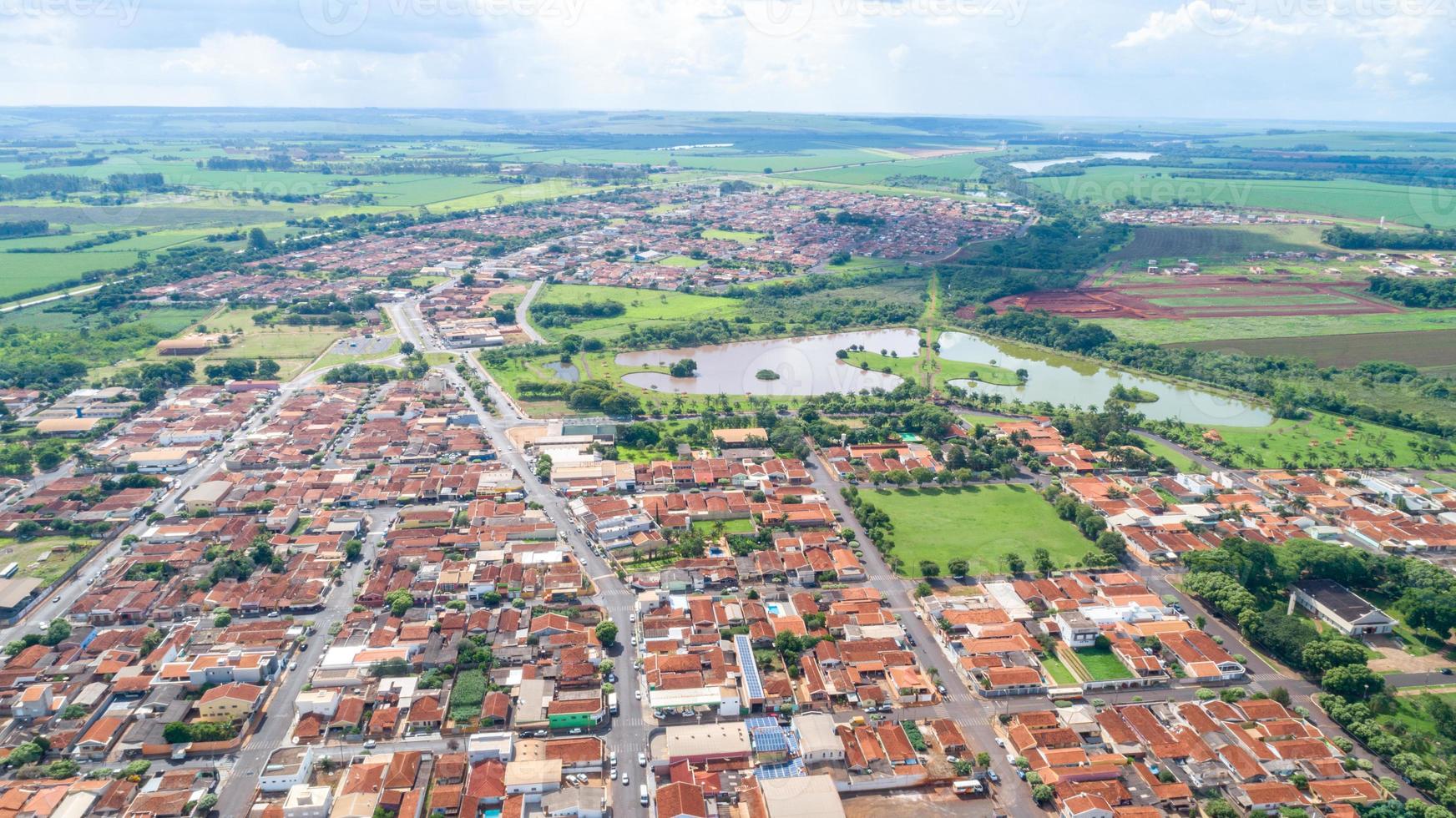 image aérienne du centre-ville de pradopolis, sao paulo, brésil. photo