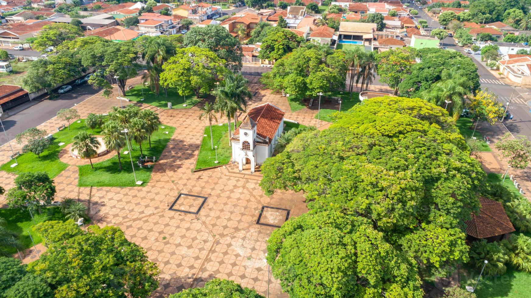 image aérienne du centre-ville de pradopolis, sao paulo, brésil. vous pouvez voir l'église mère dans le centre-ville. photo