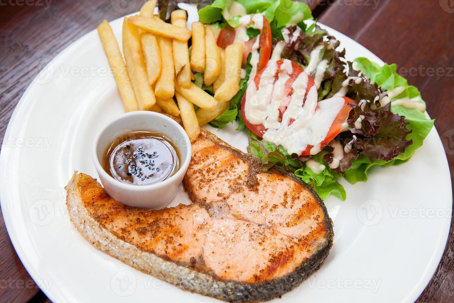 steak de saumon avec salade et frites. photo