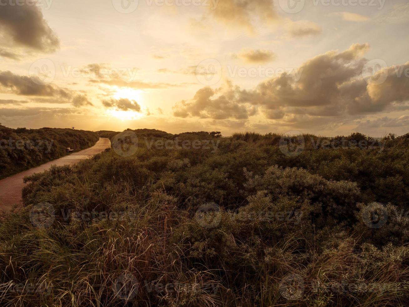 coucher de soleil sur la plage de juist photo