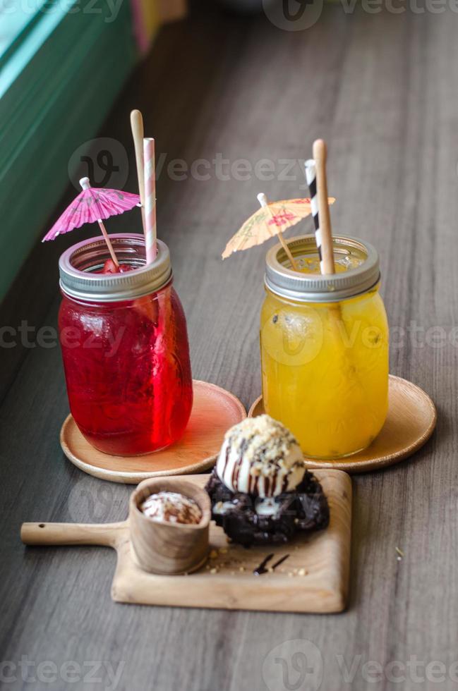 soda aux fruits de glace sur la table en bois photo