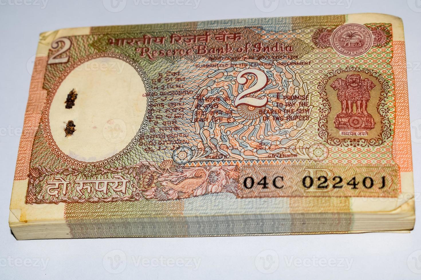 vieux billets de deux roupies combinés sur la table, argent indien sur la table tournante. vieux billets de banque indiens sur une table tournante, monnaie indienne sur la table photo