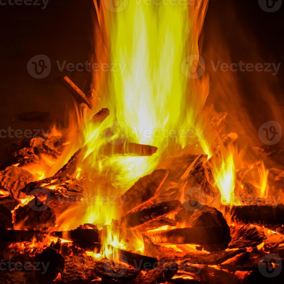 flammes de feu sur fond noir, fond de texture de flamme de feu flamboyant, magnifiquement, le feu brûle, flammes de feu avec bois et feu de bouse de vache photo