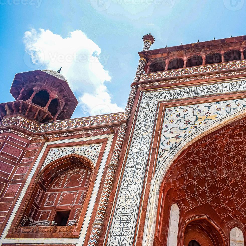 l'architecture du taj mahal est un mausolée en marbre blanc ivoire sur la rive sud de la rivière yamuna dans la ville indienne d'agra, uttar pradesh, taj mahal, agra, uttar pradesh, inde, vue ensoleillée photo