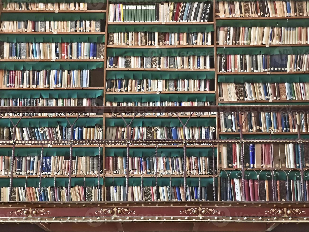 ancienne librairie italienne avec des livres vus de face et empilés photo