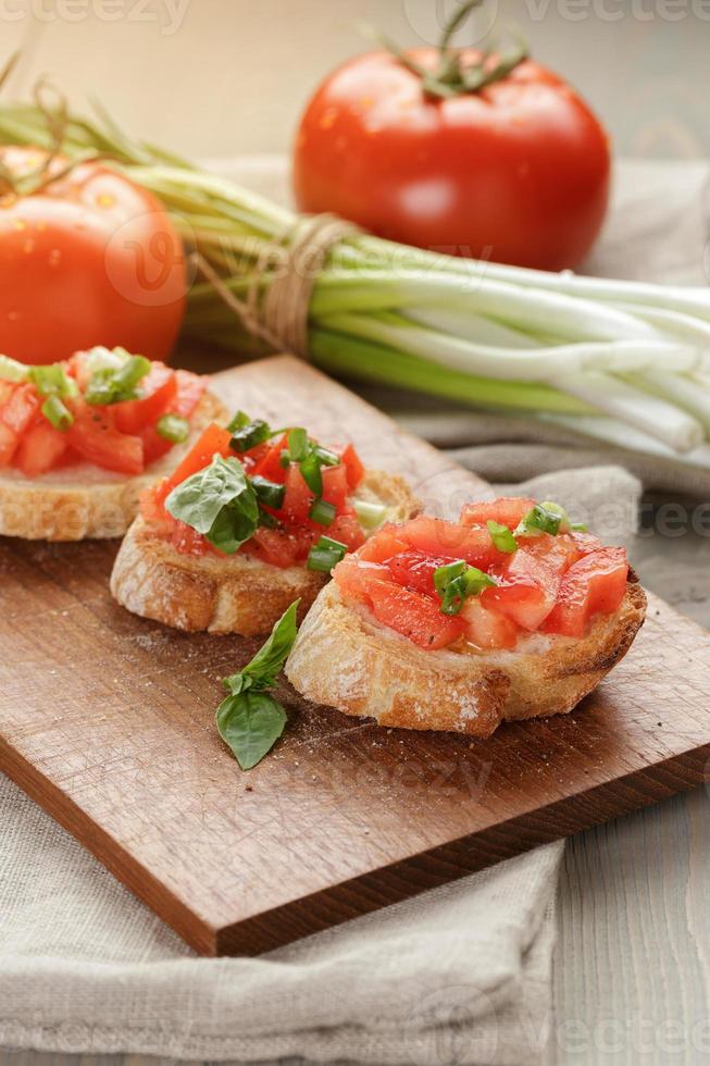 bruschetta italienne aux tomates oignon et basilic photo