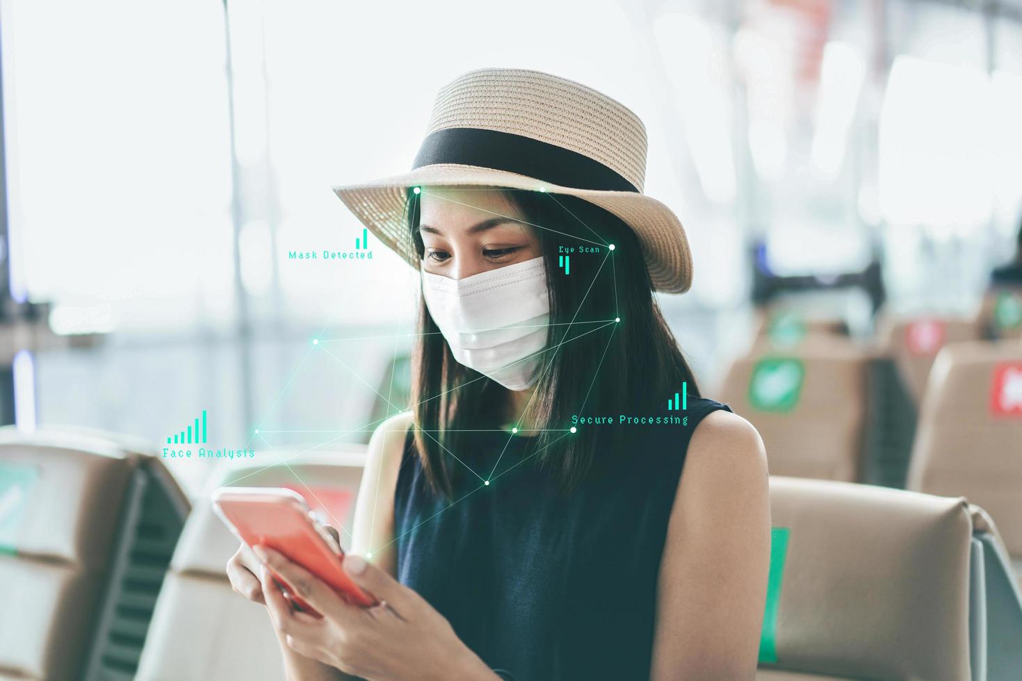 scan d'identité jeune adulte femme de voyage asiatique porter un visage et un masque au terminal de l'aéroport photo