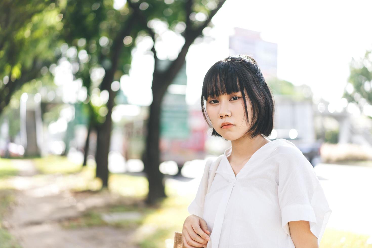 portrait de jeune femme d'affaires asiatique adulte regardant la caméra. photo