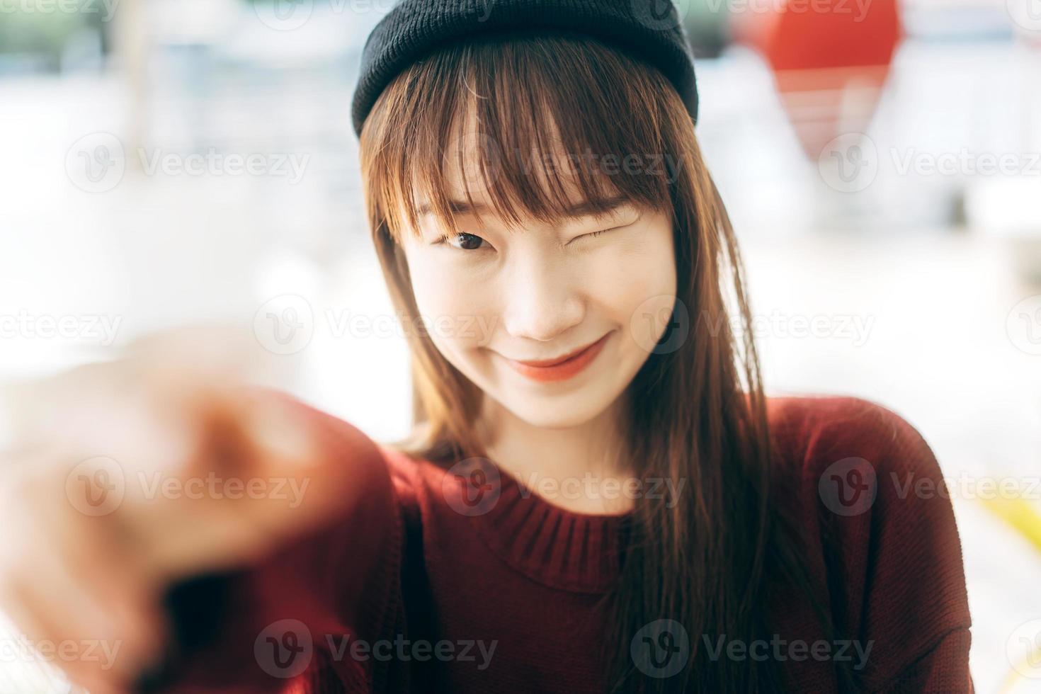 portrait d'une jeune étudiante asiatique mignonne portant un chandail rouge photo